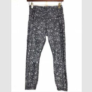 Athleta Size Medium Ultimate Stash Pocket 7/8 Tight Legging Black White